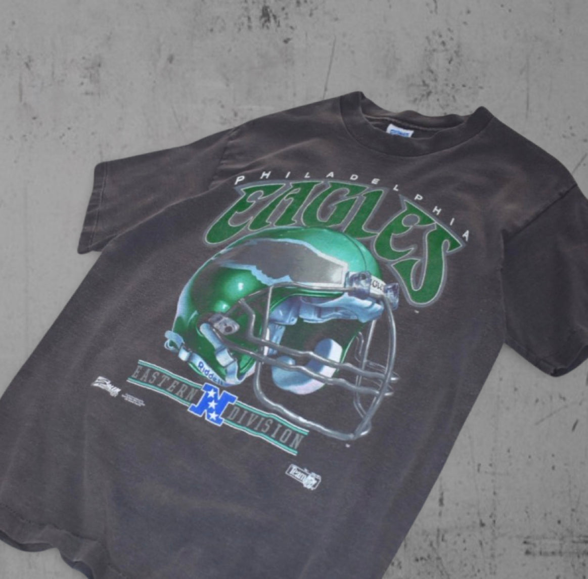 Philadelphia Eagles Helmet Tee (L)